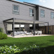 Pergola bioklimatyczna przyścienna z antracytowo-szarego aluminium – białe lamele – 4x8m Ombrea VS