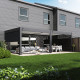 Pergola bioklimatyczna przyścienna z antracytowo-szarego aluminium – białe lamele – 4x8m Ombrea VS